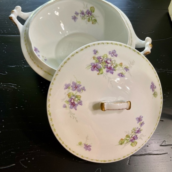 VINTAGE, B&T LIMOGES FRANCE, ROUND SERVING BOWL WITH LID. - Picture 3 of 16